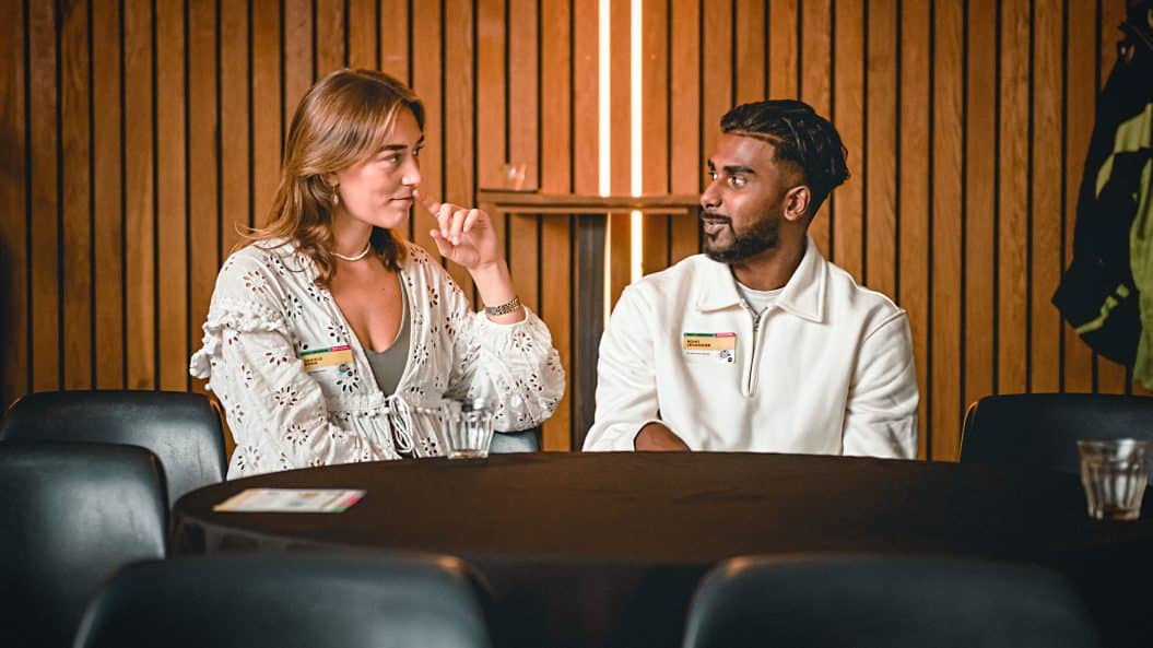 twee studenten in gesprek